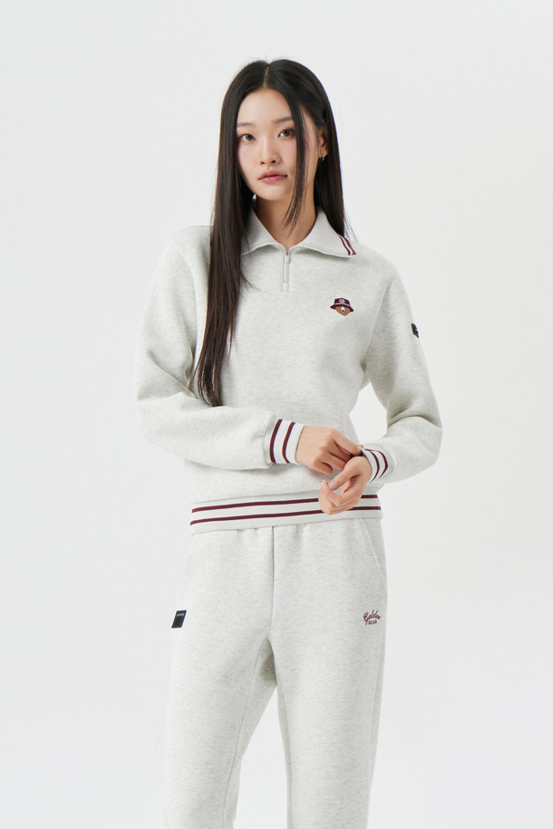 (W) 네오프렌 스웨트셔츠는 여성 골프 및 일상복으로 활용 가능한 상의입니다. 아이보리, 브라운 두 가지 색상으로 출시되었으며, 네오프렌 소재로 제작되어 봄, 가을, 겨울 계절에 착용하기 좋습니다. 슬림핏으로 스포티하고 캐주얼한 스타일을 연출하며, 반집업 넥 라인과 긴 소매가 특징입니다. 소매단과 밑단 배색, 뒷넥 골든베어 레터링 프린트, 왼쪽 가슴 버릿베어 자수 와펜, 왼쪽 팔 오각 와펜 디테일이 돋보이며, 하의와 셋업으로도 활용할 수 있습니다.
