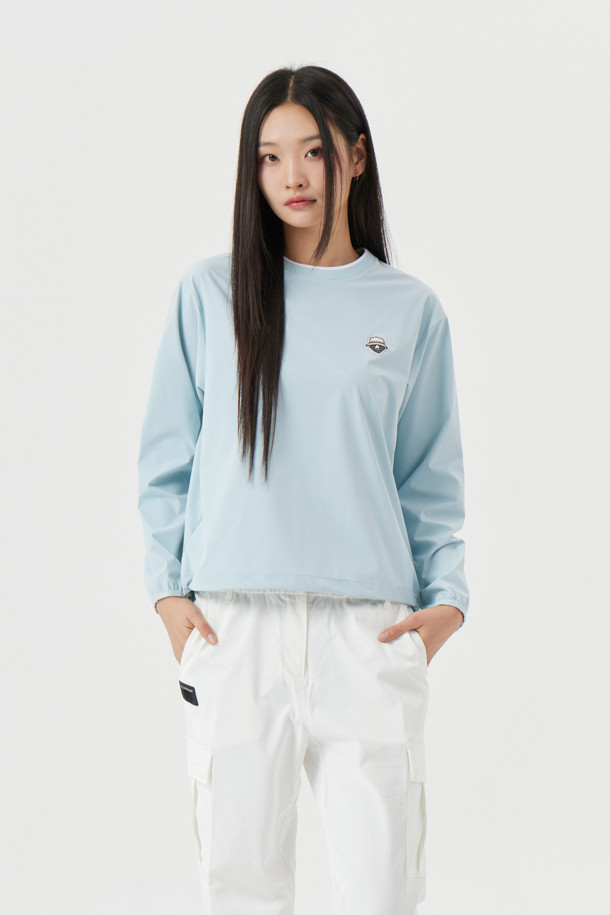 (W) 백 그래픽 우븐 스웨트입니다. 여성 골프 및 일상용으로, 여름, 가을, 겨울 계절에 착용하기 좋습니다. 루즈핏의 긴소매 후드 스웨트로, 트윌 소재로 제작되었으며, 뒷면 레터링 로고 아플리케가 스포티한 스타일을 연출합니다. 후드 지퍼, 소매 끝단 립밴드, 왼쪽 가슴 자수 와펜, 왼쪽 소매 시그니처 와펜, 넥라인 컬러 티핑 등 섬세한 디자인 특징을 갖췄습니다. 신축성이 있으며, 화이트와 블루 두 가지 색상으로 만나보실 수 있습니다.
