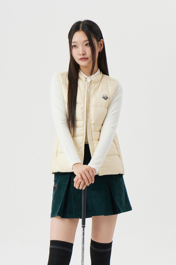 (W) A/R 소프트 터치 카라 티셔츠는 여성 골프 및 일상복으로 활용 가능한 긴소매 티셔츠입니다. 아이보리, 핑크, 브라운 세 가지 색상으로 출시되었으며, 부드러운 촉감의 아크릴레이온, 폴리우레탄 혼방 소재로 제작되었습니다. 베이직 스타일의 무지 디자인에 슬림핏, 데일리핏, 오버핏으로 다양한 핏을 제공하며, 보온 기능과 기모 안감으로 따뜻함을 더했습니다. 좌측 가슴에는 시그니처 뉴베어 자수 와펜이 포인트로 들어가 있으며, 밑단과 소매단은 삼봉 마감 처리로 깔끔하게 마무리되었습니다.
