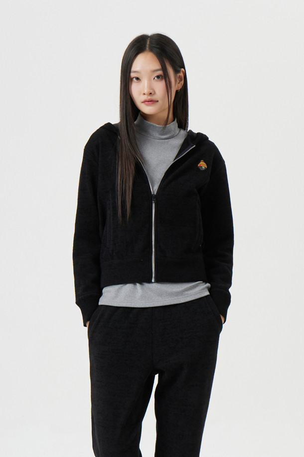 (W) 컬러 컨트라스트 베이스 레이어는 여성 골퍼 및 겨울철 데일리룩을 위한 슬림핏 또는 오버핏의 긴소매 모크넥 베이스 레이어입니다. 그레이, 블랙 두 가지 색상으로 출시되었으며, 스포티하고 미니멀한 스타일을 연출합니다. 부드러운 촉감과 신축성 있는 소재로 편안한 착용감을 제공하며, 사이드 컬러 배색 패널 디자인과 왼쪽 가슴 자수 와펜이 특징입니다. 비침이 없어 단품 티셔츠로도 활용 가능합니다. 가을, 겨울 시즌에 적합한 두께감의 베이직한 무지 스타일입니다.
