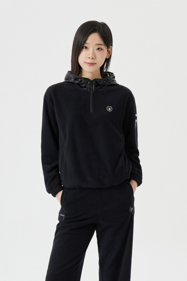 (W) 우븐 하이브리드 마이크로 플리스 후디는 여성용으로, 골프 및 일상 활동에 적합한 상의입니다. 가을과 겨울에 따뜻하게 착용할 수 있도록 두꺼운 두께감의 플리스 소재와 폴리에스테르 소재를 혼합하여 제작되었습니다. 블랙 색상의 무지 디자인에 긴소매와 후드, 레귤러핏으로 스포티하면서도 캐주얼한 스타일을 연출합니다. 하이브리드 소재 믹스로 보온성과 통기성을 동시에 갖췄으며, 집업 형태의 여밈 방식으로 편안하게 착용 가능합니다.
