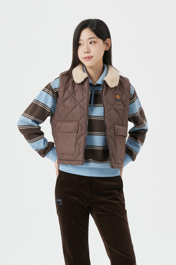 (W) 플리스 카라 퀄티드 베스트는 여성스러운 스타일을 강조하는 아우터입니다. 브라운 컬러의 부드러운 플리스 카라와 퀄팅 디테일이 특징이며, 가을과 겨울에 따뜻함과 스타일을 동시에 제공합니다. 집업 스타일과 레귤러핏으로 편안하게 착용 가능하며, 골프룩 또는 일상 캐주얼룩, 스포티룩, 미니멀룩 등 다양한 스타일 연출에 활용할 수 있습니다. 두꺼운 두께감으로 보온성을 높였으며 민소매 디자인으로 활동성을 보장합니다.
