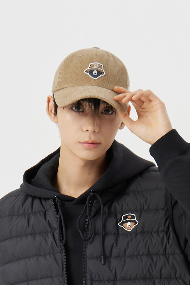 (U) 코듀로이 에센셜 볼캡은 남녀 모두 착용 가능한 볼캡입니다. 아이보리, 베이지, 블랙 3가지 색상으로 출시되었으며, 아웃도어 활동 및 일상생활에서 폭넓게 활용할 수 있습니다. 부드러운 코듀로이 소재로 제작되어 따뜻하고 포근한 느낌을 주며, 16cm 깊이와 7cm 챙 넓이로 편안한 착용감을 제공합니다. 아플리케 와펜, 로고 자수, 자카드 땀밴드, 벤틸레이션 아일렛 등의 디자인 디테일이 돋보이며, 사이즈 조절과 형태 유지가 가능합니다. 플렉서블한 착용감과 원단 이면의 얇은 심지 보강으로 내구성을 높였으며, 남성용/여성용 사이즈가 별도로 제작되어 더욱 핏감 있는 착용이 가능합니다. 산책룩, 여행룩 등 캐주얼, 미니멀, 클래식 스타일 어디에나 잘 어울립니다.
