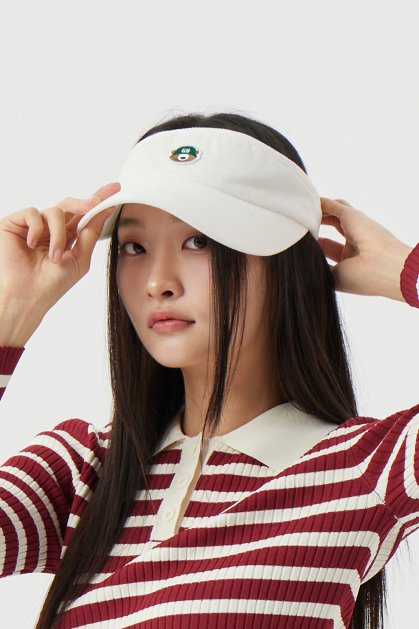 (W) 코듀로이 바이저는 부드러운 코듀로이 소재로 제작되어 봄, 여름, 가을 계절에 착용하기 좋습니다. 아이보리, 브라운, 블랙 세 가지 색상으로 출시되었으며, 낮은 모자 깊이와 8.5cm 챙 넓이로 편안한 착용감을 제공합니다. 자수 와펜, 로고 직자수, 메달 버클 등의 디자인 장식이 돋보이며, 스트레치 소재와 이마 부분 메쉬 안감으로 기능성을 더했습니다. 후면 메달 버클과 로고 밴드로 사이즈 조절이 가능하여 골프룩, 캐주얼룩 등 다양한 스타일에 클래식하고 미니멀하게 매치할 수 있습니다.
