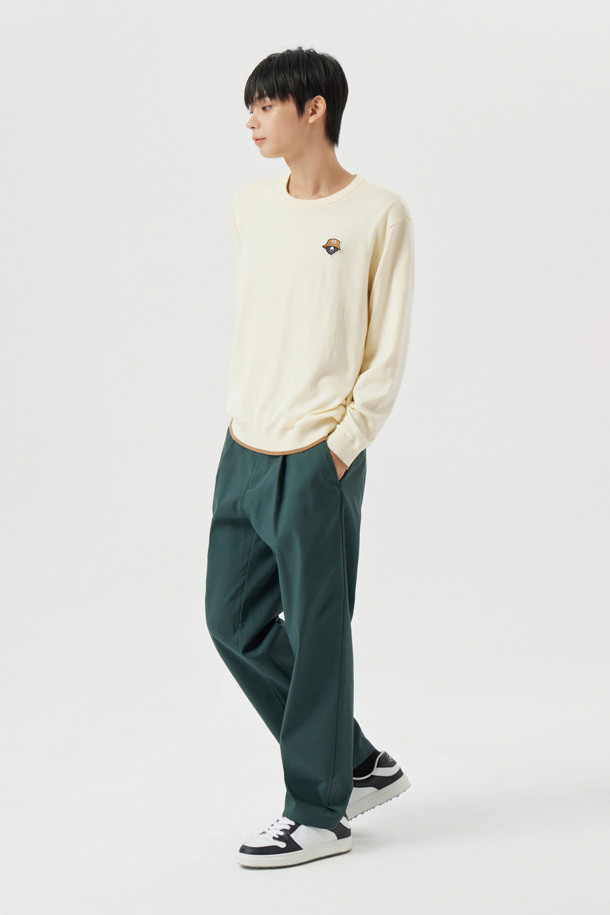 Tucked 테이퍼드 팬츠는 남성을 위한 골프 및 일상용 바지입니다. 블루와 아이보리 두 가지 색상으로 출시되었으며, 봄, 여름, 가을, 겨울 사계절 모두 착용 가능합니다. 슬림핏 테이퍼드 디자인으로 클래식하고 미니멀한 스타일을 연출하며, 얇은 면 소재로 제작되었습니다. 1:7 비율 허리 밴드, 싱글 플리츠, 메탈 후크 잠금장치, D링, 로고 자수, 싱글 웰트 포켓, 사이드 대각선 포켓, 백 요크 디자인 등, 섬세한 디테일이 돋보입니다. 2cm 접어올린 밑단으로 세련된 룩을 완성합니다.
