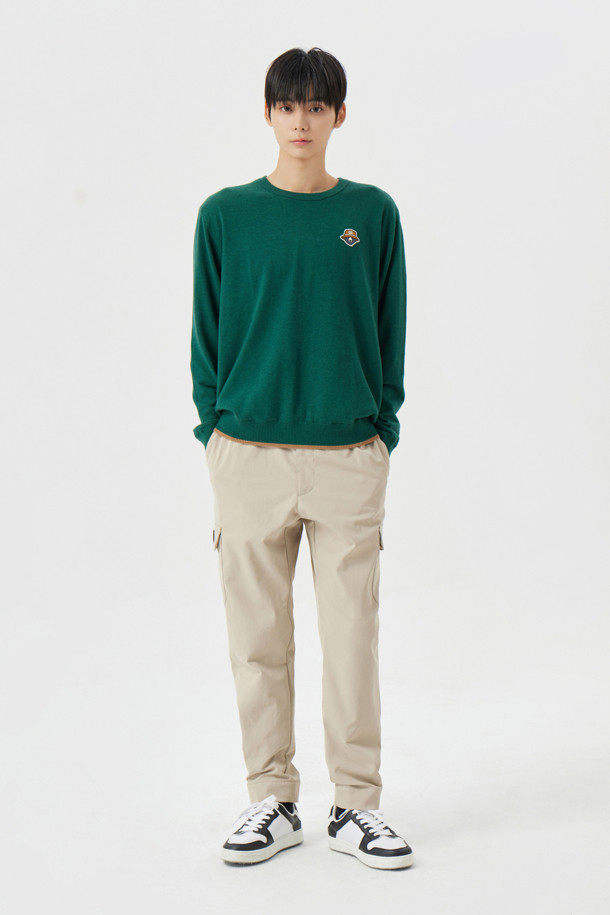 벨크로 조거 팬츠는 남성용 조거팬츠로, 솔로텍스 소재를 사용하여 봄, 여름, 가을, 겨울 모든 계절에 착용 가능합니다. 블랙과 베이지 두 가지 색상으로 출시되었으며, 스포티하고 캐주얼한 스타일을 연출할 수 있습니다. 슬림핏, 스트레이트핏, 테이퍼드핏, 와이드핏 등 다양한 핏으로 출시되어 폭넓은 선택지를 제공합니다. 벨크로 아웃포켓, 풀밴딩 허리밴드, 플랩커버 포켓, 장식 벨크로 와펜 등의 디테일 뿐만 아니라, 밑단 사이즈 조절 스트랩, 후면 지퍼 싱글월렛 포켓, D링 부착으로 실용성을 더했습니다. 골프룩 또는 여행룩에 완벽하게 어울리는 미니멀한 디자인의 조거 팬츠입니다.
