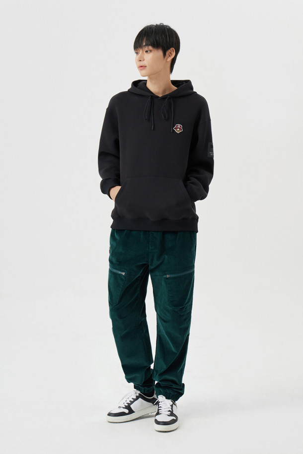 블랙 컬러의 코듀로이 밴딩 조거 팬츠입니다. 가을, 겨울 시즌에 적합하며, 캐주얼, 스포티, 미니멀 스타일을 모두 아우르는 디자인입니다. 두꺼운 두께감의 코듀로이 소재로 제작되어 부드러운 촉감을 선사하며, 릴랙스 핏으로 편안한 착용감을 제공합니다. 밑단 시보리 디테일이 있으며, 골프룩과 일상복 모두 활용 가능합니다. 남성용 조거 팬츠로, 활동적인 날에도 스타일리시함을 놓치지 않도록 디자인되었습니다.
