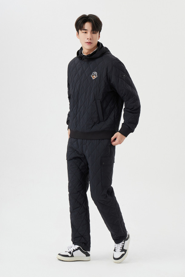 블랙 컬러의 퀄팅 조거 팬츠입니다. 남성용으로, 가을과 겨울에 따뜻하게 착용할 수 있습니다. 스포티하면서도 캐주얼한 스타일로 골프, 일상 등 다양한 TPO에 활용 가능합니다. 릴랙스 핏과 부드러운 촉감, 두꺼운 두께로 편안한 착용감을 선사하며, 밴딩 처리로 활동성을 높였습니다. 퀄팅 디테일과 조거 스타일이 돋보이는 보온성이 뛰어난 긴바지입니다.
