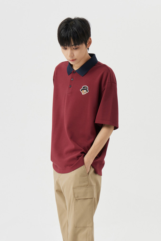 소프트 터치 피케 폴로 카라 반소매 티셔츠는 남성용 상의로, 부드러운 촉감이 특징입니다. 여름, 가을, 겨울 계절에 걸쳐 골프 및 일상용으로 활용 가능하며, 슬림핏, 레귤러핏, 오버핏으로 출시됩니다. 무지 패턴에 레드, 그린, 블루 세 가지 색상으로 만나보실 수 있으며, 폴로넥 디자인과 대비 색상 칼라가 돋보입니다. 신축성과 속건 기능을 갖춘 면, 폴리에스테르, 스판덱스 혼방 소재로 제작되었으며, 왼쪽 가슴 포켓, 리뉴얼된 베어 패치, 밑단 사이드 슬릿 등의 디테일이 돋보이는 캐주얼, 스포티 스타일의 미니멀한 골프룩입니다.
