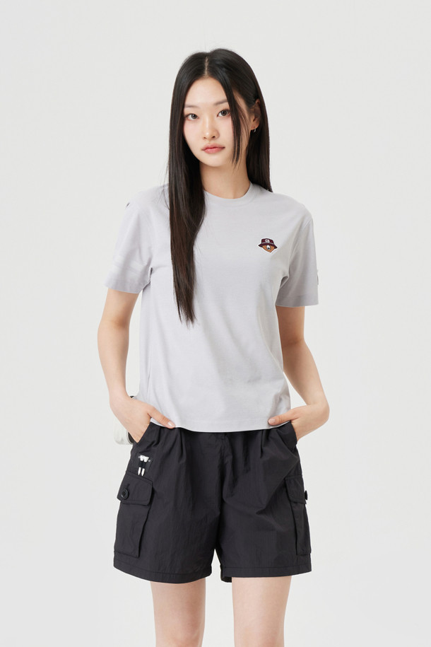 **(UNI) 컨트라스트 라인 프린트 크루넥 티셔츠**

남성용으로 디자인된 이 크루넥 티셔츠는 골프 및 일상용으로 모두 적합합니다. 블루, 그린, 그레이, 다크 그레이 등 4가지 색상으로 제공되며, 얇은 두께와 부드러운 촉감으로 편안한 착용감을 선사합니다. 소로나 소재를 사용하여 흡습 및 냉감 기능을 갖췄으며, 슬림핏, 레귤러핏, 오버핏, 세미오버핏의 4가지 핏으로 출시되었습니다. 우측 소매에 포인트 컬러 대비 프린트와 25S/S 시즌부터 적용된 새로운 자수 로고가 특징이며, 골프 티 홀더 패치가 있어 스포티한 스타일을 연출합니다.
