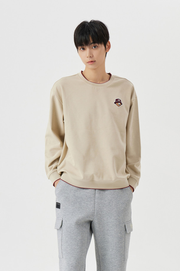 (U) 빅 로고 와펜 크루넥 스웨트셔츠는 남성용 스웨트셔츠로, 베이지, 그레이, 그린 3가지 색상으로 출시되었습니다. 봄, 가을, 겨울 계절에 골프 및 일상용으로 착용하기 좋으며, 스포티하고 캐주얼한 스타일을 연출합니다. 슬림, 레귤러, 오버핏으로 다양한 핏을 선택할 수 있으며, 라운드넥에 중간 두께감으로 부드러운 촉감이 특징입니다. 왼쪽 가슴 자수 로고 패치와 뒷목 곰 로고 자수, 밑단/소매단/네크라인 배색, 1x1 립조직 밴드, 어깨 솔기 6mm 모빌론 테이프로 디테일을 더했습니다.
