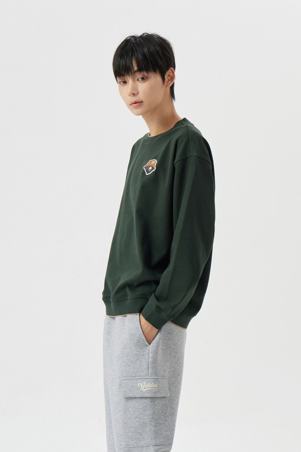 (U) 빅 로고 와펜 크루넥 스웨트셔츠는 남성용 스웨트셔츠로, 베이지, 그레이, 그린 세 가지 색상으로 출시되었습니다. 플리스와 코튼 혼방 소재로 제작되어 부드러운 촉감을 자랑하며, 봄, 가을에 입기 좋습니다. 라운드넥 디자인에 슬림핏, 데일리핏, 오버핏으로 다양한 스타일을 연출할 수 있습니다. 캐주얼, 스포티, 미니멀한 스타일을 즐기는 분들께 추천하며, 동네 마실룩, 산책룩, 캠핑룩에 잘 어울립니다. 전면 좌측 가슴의 곰 와펜과 후면 넥밴드 하단의 로고 자수가 디자인 포인트이며, 신축성이 있어 편안하게 착용 가능합니다.
