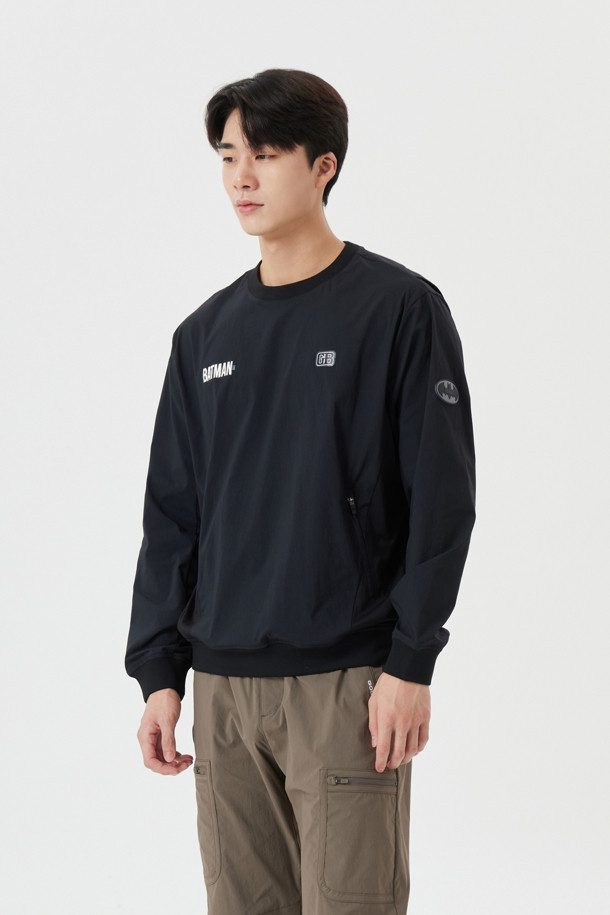 (M)(GOLDEN BEAR X BATMAN) 메쉬 배색 우븐 스웻 셔츠는 골프 및 일상용으로 활용하기 좋은 남성용 상의입니다. 블랙 컬러의 레귤러핏 긴소매 셔츠로, 메쉬와 우븐 소재의 조화로 통기성을 높였습니다. 스포티하면서도 캐주얼한 스타일을 연출하며, 라운드넥 디자인과 배트맨 콜라보레이션 로고가 특징입니다. 부드러운 촉감과 얇은 두께로 봄, 여름 시즌에 편안하게 착용할 수 있습니다.
