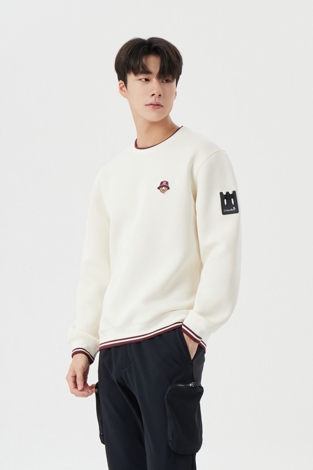 아이보리, 화이트 색상으로 출시된 Printed Back 더블페이스 스웨트셔츠입니다. 남성용으로, 가을/겨울 시즌에 골프 및 일상용으로 착용하기 좋습니다. 면 소재의 레귤러핏 긴소매 스웨트셔츠로, 라운드넥 디자인과 두꺼운 두께, 부드러운 촉감이 특징입니다. 등면에 프린트가 더해져 스포티하고 캐주얼한 스타일을 연출하며, 미니멀한 무드도 느낄 수 있습니다. 더블페이스 원단으로 제작되어 보온성과 활동성을 동시에 갖췄습니다.
