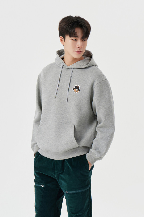(U) 프린티드 백 후디는 남성용 상의로, 캐주얼 및 스포티 스타일을 모두 소화할 수 있는 후드티입니다. 가을, 겨울 시즌에 적합하며, 부드러운 면 소재로 제작되어 편안한 착용감을 선사합니다. 캥거루 포켓이 있어 실용성을 더했으며, 레귤러핏과 긴소매 기장으로 활동성을 보장합니다. 그레이 컬러에 로고 패턴이 더해져 심플하면서도 스타일리시한 골프룩을 연출할 수 있습니다.
