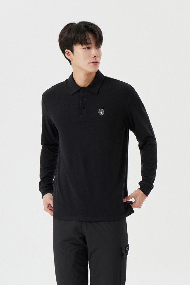 A/R 소프트 터치 카라 티셔츠는 남성 골프, 일상용으로 적합한 폴로 스타일 티셔츠입니다. 부드러운 촉감의 폴리에스테르 소재로 제작되어 얇고 가볍게 착용 가능하며, 흡습 및 속건 기능으로 쾌적함을 유지합니다. 블랙 색상에 레귤러핏, 긴소매 디자인으로 스포티하면서도 베이직한 스타일을 연출합니다. 봄, 여름, 가을 시즌 골프룩에 특히 잘 어울리는 아이템입니다.
