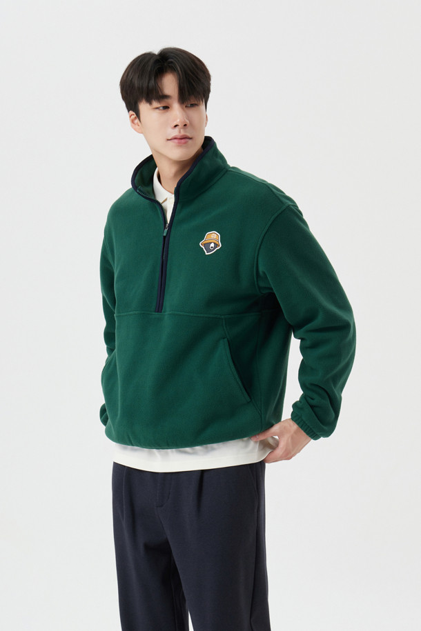 부드러운 촉감의 남성용 하프 집업 티셔츠입니다. 봄, 가을 시즌에 골프 및 일상에서 스포티하고 캐주얼한 스타일을 연출하기 좋습니다. 무지 디자인의 레귤러핏 긴소매 티셔츠로, 하프넥과 보통 두께감으로 편안함을 더했습니다. 폴리에스테르 소재로 제작되어 흡습 및 통기 기능이 뛰어나고, 집업과 로고 디테일로 포인트를 주었습니다.
