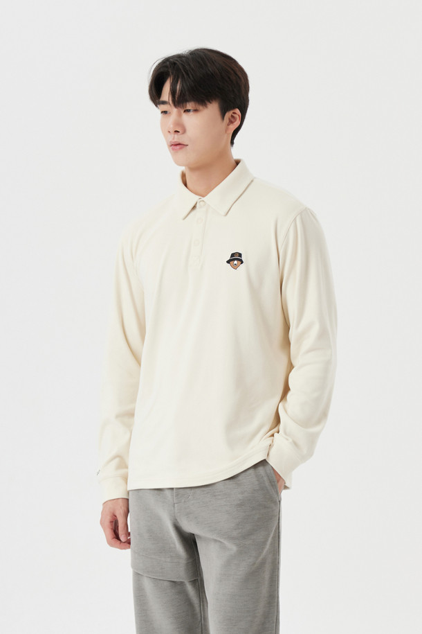 부드러운 촉감의 소프트 터치 폴로 티셔츠입니다. 남성용으로, 봄, 가을에 착용하기 좋으며, 아이보리, 베이지 두 가지 색상으로 만나보실 수 있습니다. 면 소재의 레귤러 핏 긴소매 제품으로, 부드러운 촉감과 흡습 기능으로 편안한 착용감을 선사합니다. 캐주얼, 클래식, 미니멀 스타일을 갖춘 디자인으로 골프룩과 일상복으로 활용 가능하며, 가슴 부분에 골프 로고 자수가 포인트로 더해졌습니다. 카라넥 디자인의 무지 스타일 폴로 티셔츠입니다.
