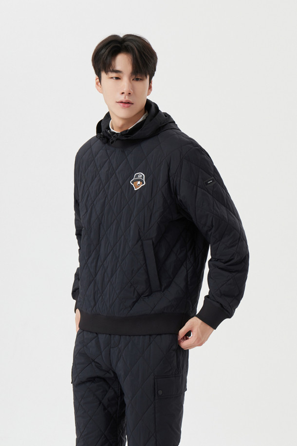 퀼티드 크루넥 풀오버는 남성용 상의로, 가을과 겨울에 따뜻하게 착용할 수 있는 두꺼운 두께의 긴소매 제품입니다. 라운드넥 디자인에 레귤러핏으로 제작되었으며, 스포티하고 캐주얼한 스타일을 연출합니다. 퀄팅 패턴과 부드러운 촉감의 폴리에스터 소재, 패딩 안감으로 보온성을 높였습니다. 골프룩은 물론 일상에서도 편안하게 활용 가능한 아이템입니다.
