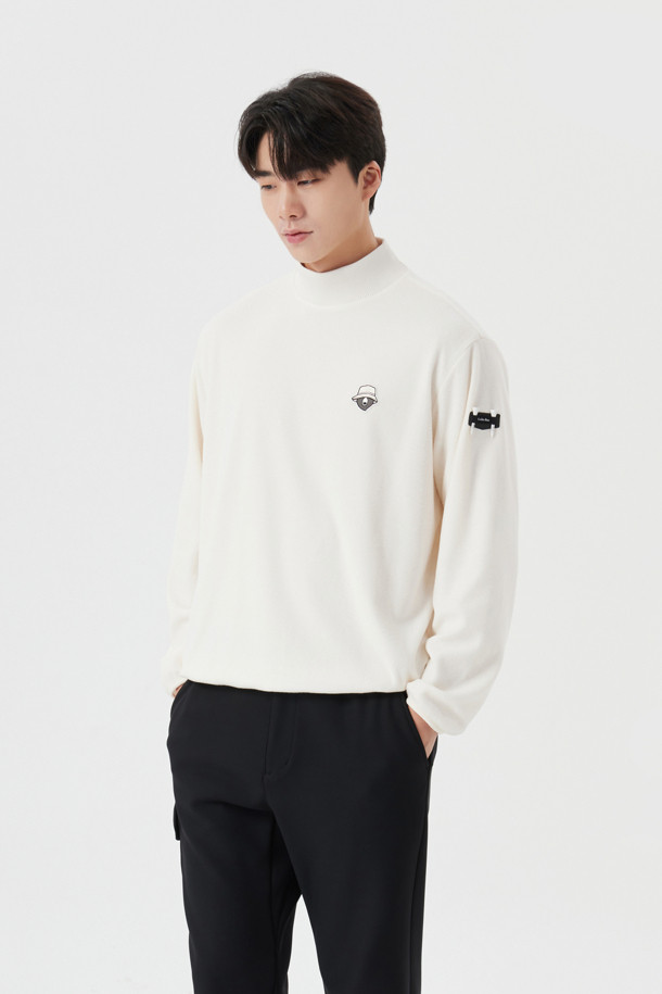 (U) 모크넥 마이크로 플리스 풀오버는 남성용 상의입니다. 부드러운 촉감의 플리스 소재와 폴리에스테르를 사용하여 가을, 겨울철 보온성을 높여주는 두꺼운 두께의 제품입니다. 스포티하면서도 베이직한 스타일로, 골프 및 일상용으로 활용하기 좋습니다. 모크넥 디자인과 긴소매, 레귤러핏으로 제작되었으며, 아이보리, 화이트 색상으로 출시되었습니다. 골프룩에 미니멀하고 클래식한 스타일을 더해줍니다.
