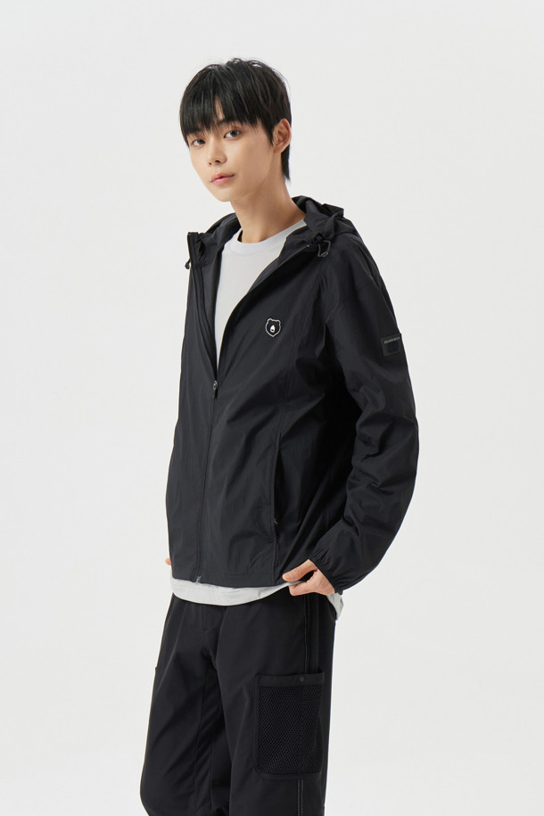 **경량 후드 바람막이**

남성용 경량 후드 바람막이입니다. 여름과 가을에 적합하며, 스포티와 캐주얼 스타일 모두 소화 가능합니다. 슬림핏 또는 오버핏으로 연출할 수 있으며, 무지 디자인의 그레이 컬러로 출시되었습니다. 나일론 소재로 제작되어 얇고 가벼우며, 방풍 기능을 제공합니다. 골프룩, 여행룩 등 다양한 TPO에 활용하기 좋습니다. 후드 스트링 스토퍼, 전면 절개 라인 좌우 포켓, 메쉬 소재 포켓 라이닝, 소매 밑단 경량 밴드 마감 등의 디테일이 돋보입니다.
