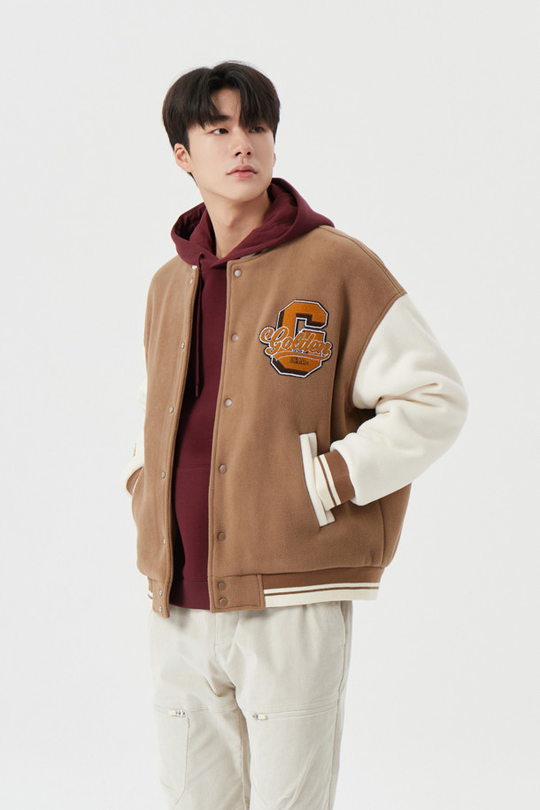 남성용 플리스 바시티 재킷입니다. 베이지, 화이트, 버건디 3가지 색상으로 출시되었으며, 가을, 겨울 시즌에 착용하기 좋습니다. 스포티하면서도 캐주얼한 스타일을 연출하며, 골프룩으로 활용하기에도 좋습니다. 두꺼운 플리스 소재에 레귤러 핏으로 제작되어 편안한 착용감을 선사하며, 크롭 기장과 스냅 여밈 방식, 배색 디자인, 리브 디테일이 특징입니다. 로고 패턴이 돋보이는 긴 소매 재킷입니다.
