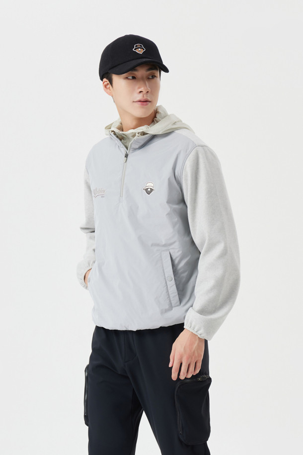 남성용 플리스 하이브리드 하프 집업 점퍼입니다. 부드러운 플리스 소재로 제작되어 뛰어난 착용감을 선사하며, 보온성을 극대화하여 가을, 겨울철 추위에도 끄떡없습니다. 하프 넥 디자인과 레귤러핏으로 스포티하면서도 캐주얼한 스타일을 연출할 수 있습니다. 골프를 즐길 때뿐만 아니라 일상에서도 편안하게 착용하기 좋은 아이템입니다. 그레이 컬러의 무지 디자인으로 미니멀한 스타일을 선호하는 분들께 추천합니다.
