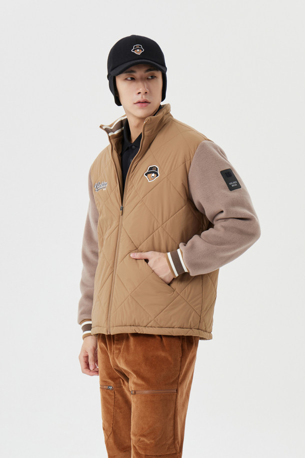 남성용 퀼티드 하이브리드 재킷입니다. 베이지 색상으로, 가을과 겨울에 따뜻하게 입을 수 있습니다. 골프 및 일상용으로 모두 활용 가능하며, 스포티하면서도 캐주얼한 스타일을 연출합니다. 폴리에스테르 소재로 제작되어 부드러운 촉감을 제공하며, 두꺼운 두께감으로 보온성을 높였습니다. 레귤러핏에 긴 소매, 집업 여밈 방식의 퀼팅 코트 타입 하이브리드 디자인입니다.
