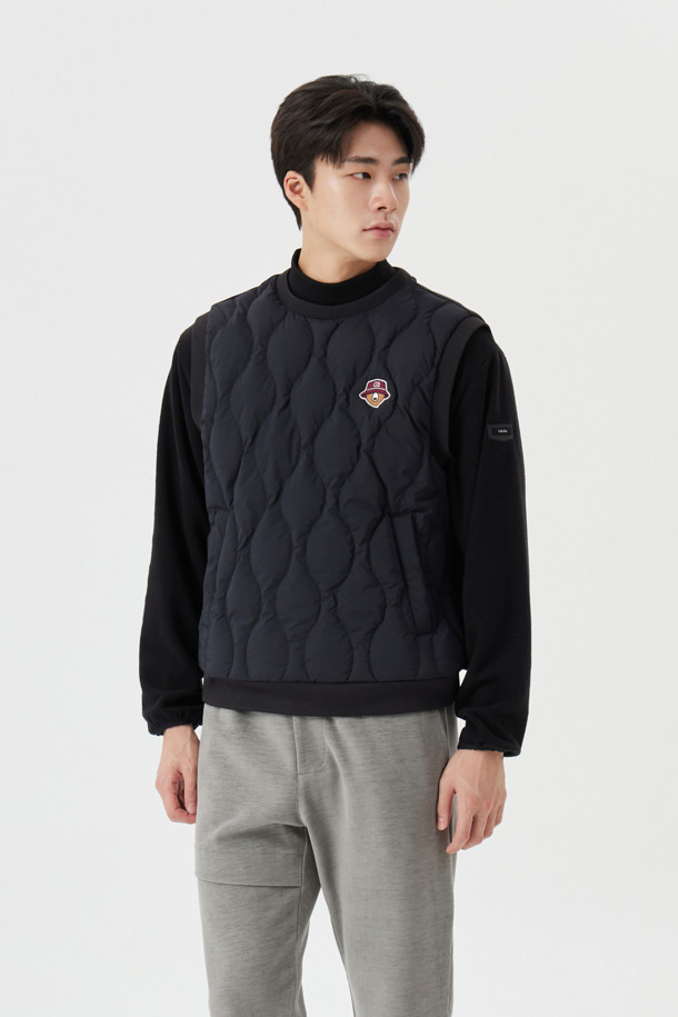 남성용 하이브리드 다운 베스트는 가을, 겨울 시즌에 골프 및 일상생활에서 스타일리시하게 활용할 수 있는 아이템입니다. 블랙 컬러의 퀄팅 패턴이 돋보이며, 하이넥 디자인과 로고 디테일로 포인트를 더했습니다. 부드러운 촉감의 나일론과 폴리에스테르 혼방 소재로 제작되어 보온성과 경량성을 갖췄습니다. 레귤러핏으로 편안하게 착용 가능하며, 집업 스타일로 간편하게 여밀 수 있습니다. 스포티, 캐주얼, 미니멀 스타일을 모두 소화할 수 있는 활용도 높은 패딩 베스트입니다.
