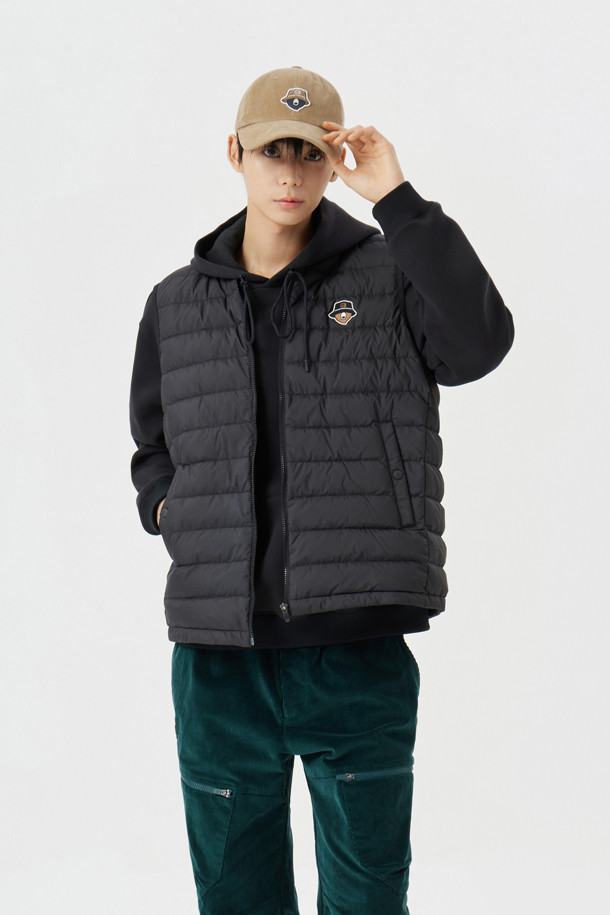 남성용 경량 다운 베스트입니다. 가을, 겨울 시즌에 골프, 일상 등 다양한 TPO에 활용하기 좋은 스포티하고 캐주얼한 스타일의 아이템입니다. 부드러운 촉감의 나일론과 폴리에스테르 혼방 소재로 제작되어 가볍고 따뜻하며, 뛰어난 보온성을 제공합니다. 무지 디자인에 레귤러핏으로 제작되었으며, 집업 방식으로 간편하게 착용할 수 있습니다. 
