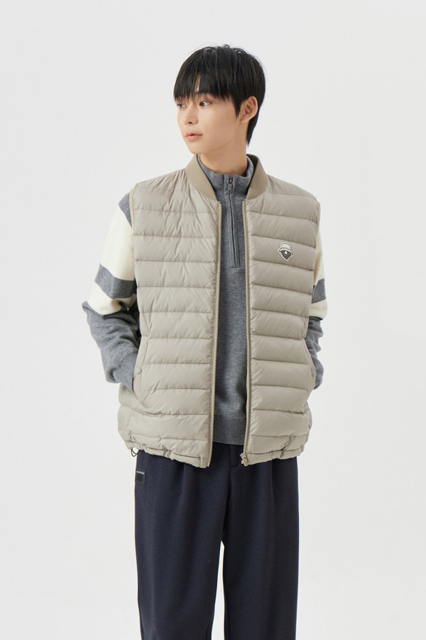 **경량 다운 베스트**

가을, 겨울 시즌에 남성 골퍼 및 일상에서 활용하기 좋은 경량 다운 베스트입니다. 그레이, 베이지, 블랙 3가지 색상으로 출시되어 다양한 스타일에 매치하기 용이합니다. 나일론 소재에 다운 80%, 페더 20% 충전재를 사용하여 보온성을 높였으며, 슬림핏, 데일리핏, 오버핏으로 취향에 맞게 선택할 수 있습니다. 지퍼 여밈 방식에 민소매 디자인으로, 스트레치 밴드 암홀 마감, 세미오토락 지퍼풀러, 사선 싱글월트 포켓, 스트링 밑단 조절, 안티필링 가공 넥밴드, 자수 와펜 등 디테일한 특징을 갖춘 스포티하고 미니멀한 캐주얼 스타일의 아우터입니다.
