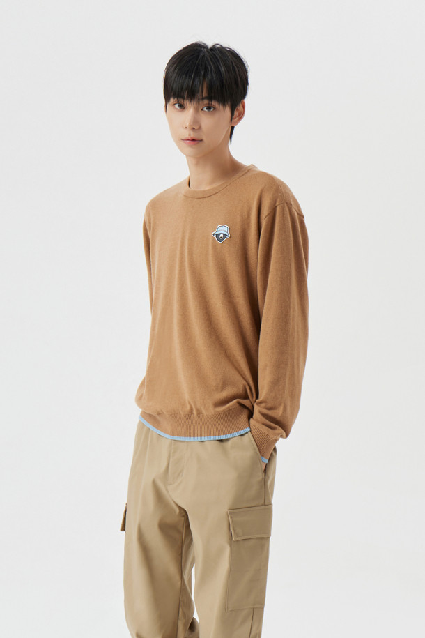 남성 골프 및 일상용 방풍 안감 풀오버 니트입니다. 베이지 및 브라운 컬러의 부드러운 울 소재 니트 풀오버로, 가을과 겨울에 따뜻하게 착용할 수 있습니다. 넉넉한 레귤러핏에 라운드넥 디자인으로 캐주얼하고 스포티한 스타일을 연출합니다. 긴 소매 기장과 두꺼운 두께, 기모 안감으로 보온성을 높였으며, 무지 패턴으로 깔끔함을 더했습니다. 골프웨어뿐만 아니라 데일리룩으로도 활용하기 좋은 실용적인 니트 풀오버입니다.
