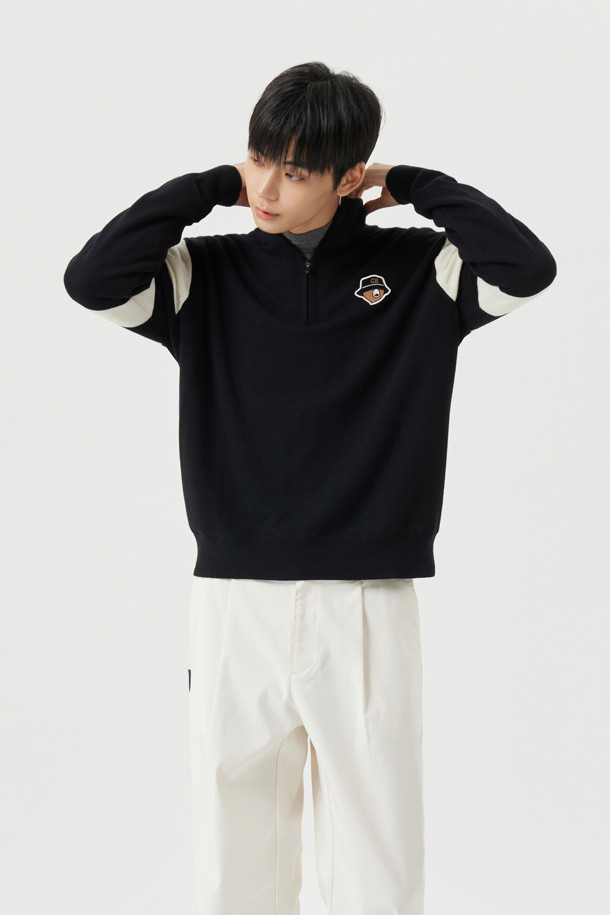 **윈드프루프 라이닝 하프 집업 니트**는 남성용 상의로, 가을과 겨울에 따뜻함과 스타일을 동시에 제공합니다. 블랙과 화이트 두 가지 색상으로 출시되어 어떤 스타일에도 쉽게 매치할 수 있습니다. 스포티하면서도 캐주얼한 무드를 연출하며, 골프룩과 출근룩 등 다양한 TPO에 활용 가능합니다. 레귤러핏에 하프넥 디자인, 긴소매 기장으로 제작되었으며, 두꺼운 두께감과 기모 안감, 방풍 및 보온 기능으로 추운 날씨에도 쾌적하게 착용할 수 있습니다. 부드러운 촉감과 무지 패턴, 집업 및 배색 디테일이 돋보이는 미니멀한 디자인의 니트입니다.
