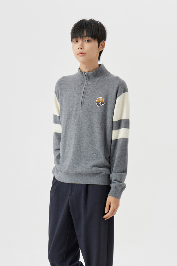 남성용 Windproof Lining (윈드프루프 라이닝) 하프 집업 니트입니다. 가을, 겨울 시즌 골프 및 일상에서 활용하기 좋은 스포티하고 베이직한 스타일의 제품입니다. 부드러운 울 소재에 방풍 안감을 더해 보온성과 방풍 기능을 갖췄습니다. 넥 소매 밑단 7X7 립 조직, 소매 상단 및 넥밴드 상단 배색 컬러 포인트, 전면 좌측 가슴 시그니처 자수, 등판 골 조직 디자인으로 디자인적 포인트를 더했습니다. 반 집업 스타일로 탈착이 용이하며, 필링 발생을 최소화했습니다. 블랙과 그레이 두 가지 컬러로 출시되었습니다.
