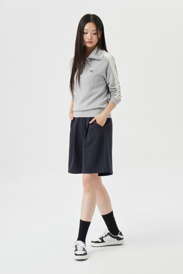 (W) 원턱 버뮤다 쇼츠는 여성용 바지로, 봄과 여름 시즌에 활용하기 좋은 반바지입니다. 블랙 색상의 레귤러핏 디자인으로, 스포티, 캐주얼, 미니멀한 스타일을 연출할 수 있습니다. 골프룩은 물론 일상에서도 편안하게 착용 가능하며, 원턱 디테일이 특징입니다. 
