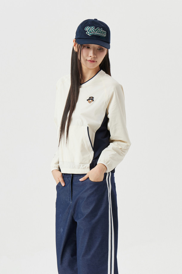 (W) 메쉬 롱 슬리브 티셔츠는 골프 활동에 적합한 여성용 상의입니다. 아이보리 컬러의 메쉬 소재로 제작되어 봄, 여름, 가을, 겨울 사계절 모두 착용 가능하며, 슬림핏, 레귤러핏, 오버핏으로 다양한 스타일을 연출할 수 있습니다. V넥 디자인에 밑단 스트링으로 핏 조절이 용이하며, 골든베어 레터링 프린트와 소매 'GDBR' 텍스트 프린트가 특징입니다. 넥 라인과 어깨 라인의 배색 포인트, 소매 립 배색으로 스포티한 무드를 더했습니다.
