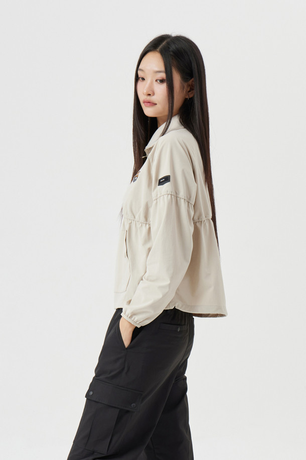 (W) 윙 카라 우븐 스웨트 상의는 여성 골프 및 일상용으로 디자인된 슬림핏 긴소매 제품입니다. 윙 카라 디자인과 베이지 컬러가 세련된 분위기를 연출하며, 봄, 여름, 가을, 겨울 사계절 모두 착용 가능합니다. 우븐 소재로 제작되어 신축성이 뛰어나 편안한 착용감을 제공하며, 셔링 디테일, 캥거루 포켓, 소매 접밴드, 밑단 스트링 스토퍼, 자수 와펜, 오각 와펜 등의 디자인 디테일이 특징입니다. 스냅 버튼 여밈 방식과 캐주얼, 스포티, 미니멀 스타일을 모두 소화하여 다양한 골프룩을 완성할 수 있습니다.
