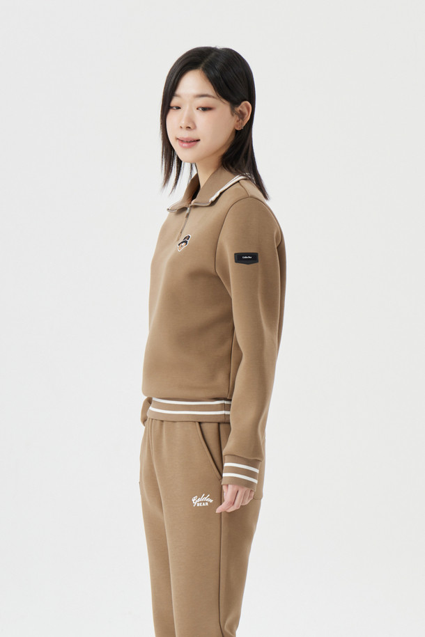 베이지 컬러의 (W) 네오프렌 스웨트셔츠입니다. 골프 라운딩과 일상에서 모두 활용 가능한 상품으로, 봄, 가을, 겨울 시즌에 착용하기 좋습니다. 부드러운 촉감의 네오프렌 소재로 제작되었으며, 레귤러 핏에 하프넥 디자인이 특징입니다. 긴 소매 기장과 무지 패턴으로 미니멀하고 스포티한 스타일을 연출하며, 립 디테일로 포인트를 더했습니다. 두꺼운 두께감으로 보온성을 높였습니다.
