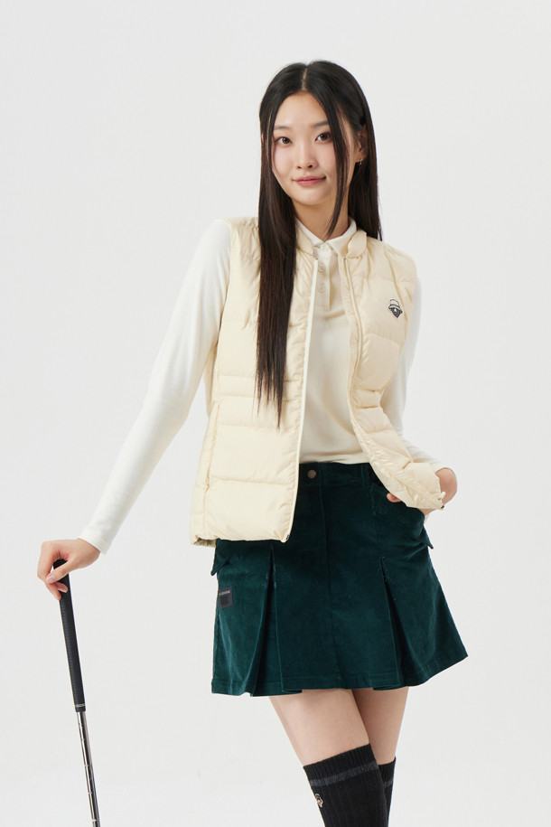 (W) A/R 소프트 터치 카라 티셔츠는 여성 골프 및 일상복으로 활용 가능한 긴소매 티셔츠입니다. 아이보리, 핑크, 브라운 세 가지 색상으로 출시되었으며, 부드러운 촉감의 아크릴레이온, 폴리우레탄 혼방 소재로 제작되었습니다. 베이직 스타일의 무지 디자인에 슬림핏, 데일리핏, 오버핏으로 다양한 핏을 제공하며, 보온 기능과 기모 안감으로 따뜻함을 더했습니다. 좌측 가슴에는 시그니처 뉴베어 자수 와펜이 포인트로 들어가 있으며, 밑단과 소매단은 삼봉 마감 처리로 깔끔하게 마무리되었습니다.
