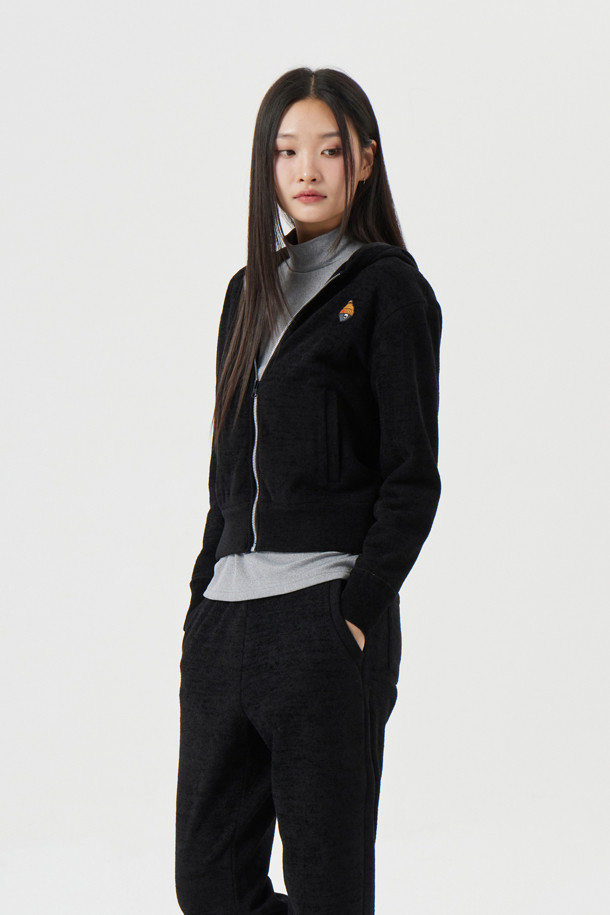 (W) 컬러 컨트라스트 베이스 레이어는 여성 골퍼 및 겨울철 데일리룩을 위한 슬림핏 또는 오버핏의 긴소매 모크넥 베이스 레이어입니다. 그레이, 블랙 두 가지 색상으로 출시되었으며, 스포티하고 미니멀한 스타일을 연출합니다. 부드러운 촉감과 신축성 있는 소재로 편안한 착용감을 제공하며, 사이드 컬러 배색 패널 디자인과 왼쪽 가슴 자수 와펜이 특징입니다. 비침이 없어 단품 티셔츠로도 활용 가능합니다. 가을, 겨울 시즌에 적합한 두께감의 베이직한 무지 스타일입니다.
