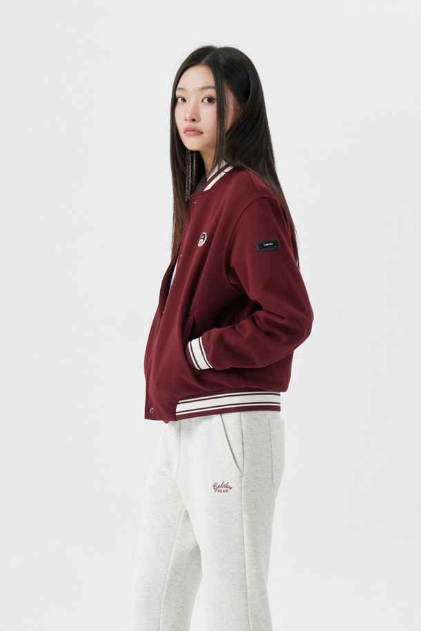 (W) 네오프렌 바시티 재킷은 여성 골퍼와 일상생활을 즐기는 분들을 위해 디자인되었습니다. 가을, 겨울 시즌에 적합하며, 스포티하면서도 캐주얼한 스타일을 연출합니다. 아이보리, 와인 두 가지 색상으로 출시되었으며, 백면 뉴베어 아플리카 그래픽과 왼쪽 가슴의 뉴베어 자수 와펜, 왼쪽 팔의 오각 와펜이 돋보이는 디자인입니다. 슬림핏, 데일리핏, 오버핏으로 다양하게 연출 가능하며, 네오프렌 소재 특유의 신축성과 보통-두꺼움 두께감으로 편안함과 보온성을 제공합니다. 스냅 버튼 포켓과 넥, 소매단, 밑단의 립조직 배색 디테일이 특징입니다.
