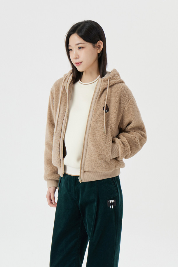 (W) 소프트 플리스 후디는 부드러운 촉감의 플리스 소재로 제작된 여성용 상의입니다. 베이지 색상의 레귤러핏 긴소매 후드 집업으로, 가을/겨울 시즌에 따뜻하게 착용할 수 있습니다. 캐주얼 및 스포티한 스타일을 연출하며, 골프룩으로도 활용 가능합니다. 두꺼운 두께감으로 보온성을 높였으며, 무지 패턴으로 미니멀한 디자인을 더했습니다. 편안함과 스타일을 동시에 만족시키는 아이템입니다.
