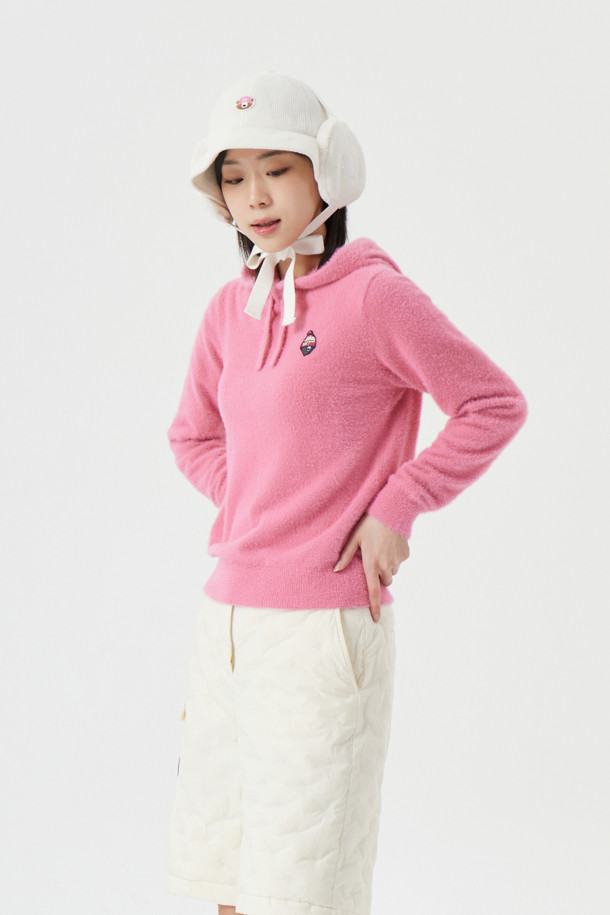 (W) 플러피 얀 후드 니트는 부드러운 촉감과 보온성을 갖춘 여성용 상의입니다. 플러피한 텍스처와 무지 패턴으로 캐주얼하고 스포티한 스타일을 연출하며, 가을/겨울 시즌 골프룩으로도 활용 가능합니다. 레귤러핏에 긴 소매, 후드 네크라인 디자인으로 편안함을 더했습니다. 두꺼운 두께감으로 따뜻하게 착용할 수 있으며, 핑크 컬러가 사랑스러운 분위기를 선사합니다. 플리스 소재로 제작되어 부드러운 착용감을 제공합니다.
