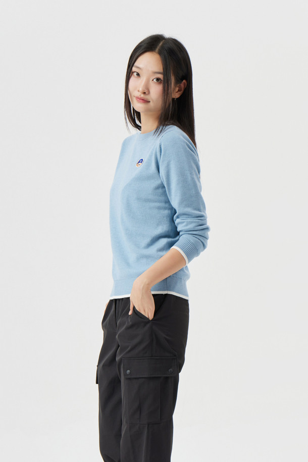 (W) 윈드프루프 라이닝 풀오버 니트는 여성 골프 및 일상 용도로 디자인된 따뜻하고 세련된 상의입니다. 아이보리, 베이지, 블루 3가지 색상으로 출시되었으며, 가을, 겨울 시즌에 적합합니다. 울 소재의 부드러운 터치감과 두꺼운 두께감으로 보온성을 높였으며, 방풍 안감 처리가 되어 있습니다. 등판 자카드 아트웨어, 배색 포인트 디자인, 넥/소매/밑단의 립 조직, 소매 밑단 배색 컬러 포인트, 전면 좌측 가슴 시그니처 자수 등 섬세한 디테일이 돋보입니다. 슬림핏, 데일리핏, 오버핏으로 다양한 스타일 연출이 가능하며, 라운드넥과 긴소매 디자인으로 포근함을 더했습니다.
