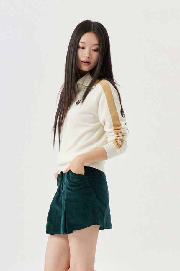 (W) 윈드프루프 라이닝 하프 집업 니트는 여성용 상의로, 가을과 겨울에 따뜻하게 착용할 수 있습니다. 베이지, 화이트 색상으로 출시되었으며, 스포티하고 캐주얼한 스타일을 연출합니다. 하프넥 디자인에 레귤러핏으로 제작되었으며, 두꺼운 두께감과 부드러운 촉감의 기모 안감으로 보온성을 높였습니다. 방풍 기능을 갖춘 폴리에스테르와 니트 혼방 소재로, 골프룩과 출근룩 등 다양한 TPO에 활용 가능합니다.
