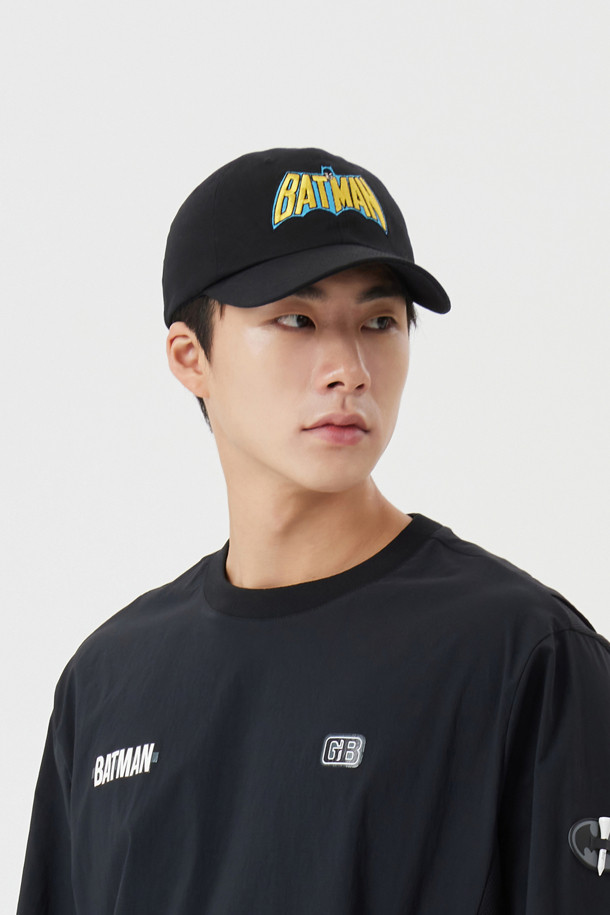 (U)(골든 베어 X 배트맨) 배트맨 레터링 백그래픽 볼캡은 골프는 물론, 일상에서도 활용하기 좋은 모자입니다. 블랙 컬러의 면 소재로 제작되어 부드러운 촉감을 선사하며, 일반적인 모자 깊이와 챙 넓이로 편안한 착용감을 제공합니다. 배트맨 캐릭터와 레터링, 로고 자수 디테일이 돋보이는 디자인으로, 캐주얼, 미니멀, 스포티한 스타일을 연출하기 좋습니다. 특히, 백그래픽 디자인은 뒷모습까지 스타일리시하게 만들어줍니다. 봄, 여름, 가을 시즌에 착용하기 적합합니다.
