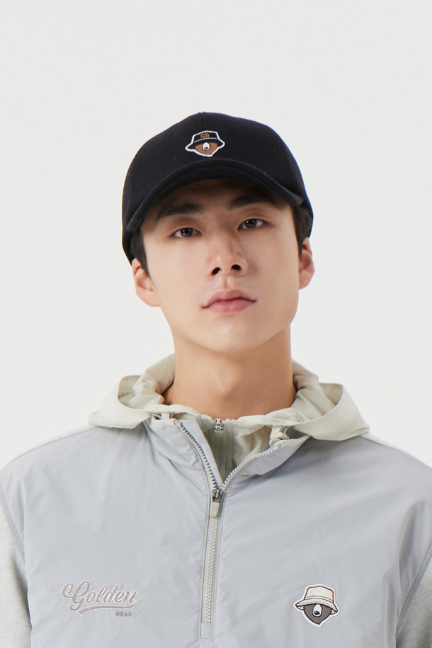 (U) 울 블렌디드 볼캡은 일상 및 출근룩에 잘 어울리는 모자입니다. 울과 울 혼방 소재로 제작되어 부드러운 촉감과 뛰어난 보온성을 제공하며, 봄, 가을, 겨울 계절에 착용하기 좋습니다. 블랙 컬러의 무지 디자인으로 클래식, 미니멀, 캐주얼 등 다양한 스타일을 연출할 수 있습니다. 일반 깊이와 챙 넓이로 편안한 착용감을 선사하며, 볼캡 전면에 로고 디자인이 포인트로 더해졌습니다. 두꺼운 두께감으로 겨울철에도 따뜻하게 착용 가능합니다.
