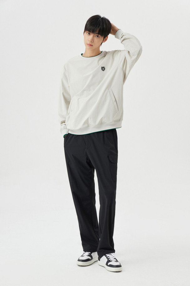 패턴 프린팅 팬츠는 남성용 카고 팬츠입니다. 베이지 컬러의 경량 스트레치 소재로 제작되었으며, 봄, 가을, 겨울 계절에 착용하기 좋습니다. 전체 밴딩 허리, 우측 플랩커버 아웃포켓, 전면 사선 싱글월트 포켓, 커브드 라인 로고 프린팅, 밑단 스트링 & 스토퍼 디테일이 특징입니다. 슬림핏, 스트레이트핏, 테이퍼드핏, 와이드핏으로 다양한 핏을 선택할 수 있으며, 골프룩, 가을 나들이룩, 스포티, 캐주얼, 미니멀 스타일을 연출하기 좋습니다.
