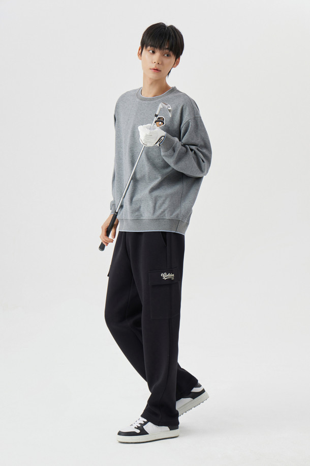 더블페이스 카고 팬츠는 남성용 바지로, 골프 및 일상 용도로 활용 가능합니다. 블랙과 그레이 두 가지 색상으로 제공되며, 봄, 가을, 겨울 계절에 적합합니다. 스포티함과 캐주얼 스타일을 동시에 연출할 수 있으며, 슬림, 스트레이트, 테이퍼드, 와이드 핏으로 다양한 핏을 선택할 수 있습니다. 부드러운 이중직 소재에 풀 밴딩 허리, 안쪽 스트링으로 사이즈 조절이 용이하며, 스트링과 스토퍼로 2WAY 스타일 연출이 가능합니다. 좌우 플랩 커버 포켓과 사선 포켓 디자인으로 실용성을 더했습니다.
