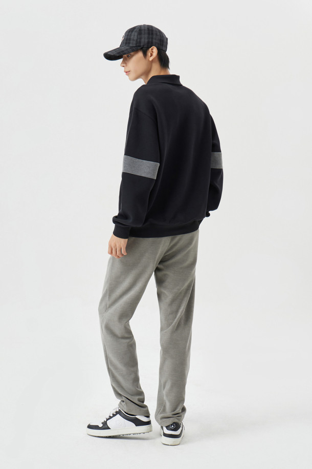 **코듀로이 스트링 조거 팬츠**는 부드러운 촉감의 코듀로이 소재로 제작되어 가을, 겨울철 따뜻하게 착용하기 좋습니다. 릴랙스핏으로 편안한 착용감을 제공하며, 스트링 디테일로 스타일리시함을 더했습니다. 무지 디자인에 그레이 컬러로 어떤 상의와도 매치하기 용이하여 캐주얼, 스포티, 클래식 등 다양한 스타일을 연출할 수 있습니다. 골프, 캠핑 등 아웃도어 활동은 물론, 일상에서도 활용 가능한 실용적인 조거 팬츠입니다. 밴딩 처리된 허리 부분은 활동성을 높여줍니다.
